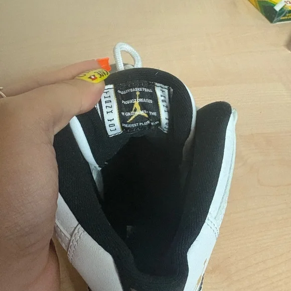 Kids Black and white Jordan's - Picture 7 of 7